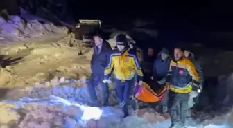 Yolu kardan kapanan köydeki hastayı, ekipler hastaneye ulaştırdı