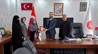 Adilcevaz'da hafızlık eğitimini tamamlayan öğrenciye plaket verildi