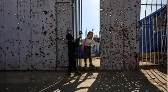 Albüm: Gazze'de Öğrenciler 'Sarı Hat' Yakınındaki Derme Çatma Okulda Eğitime Devam Ediyor