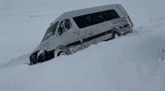 Ardahan'da kara saplanan minibüsteki yolcuları jandarma kurtardı