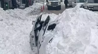 Binanın çatısından düşen kar kütlesi otomobili ezdi