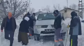 Bingöl'de kardan yolu kapanan köyde rahatsızlanan muhtar ekiplerce hastaneye ulaştırıldı