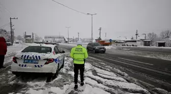 Bolu Dağı'nın Ankara istikameti kar nedeniyle ağır tonajlı araçların geçişine kapatıldı