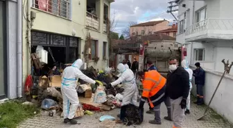 Bursa'da 2 katlı evden 9 kamyon çöp çıktı