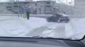 Bursa'da kar yağışını fırsat bildi, kavşakta drift attı