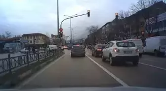 Bursa'da kırmızı ışık ihlali kaza getiriyordu...Yayanın canını hiçe saydı