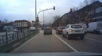 Bursa'da kırmızı ışık ihlali kaza getiriyordu...Yayanın canını hiçe saydı