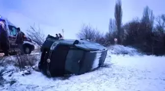 Buzlanan yolda kayan minibüs şarampole devrildi