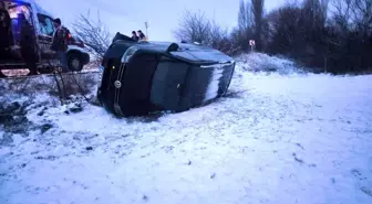 Buzlanan yolda kayan minibüs şarampole devrildi