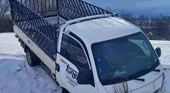 Buzlu yolda kayan araç tarlaya uçtu; 1 yaralı