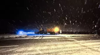 D-655 Batı Karadeniz Bağlantı Yolu'nun Düzce kesiminde kar yağışı etkili oluyor