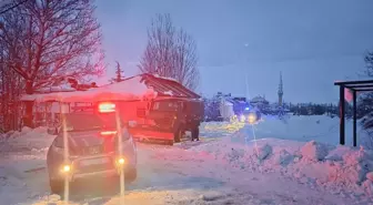 Elazığ'da ekipler yolu kardan kapanan köydeki KOAH hastası için seferber oldu