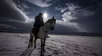 Erzurum'da kar ve buzda atlı safari keyfi