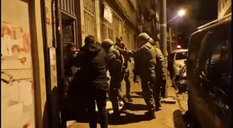 Eyüpsultan'da düzenlenen operasyonda 107 yıl hapis cezası bulunan cezaevi firarisi yakalandı