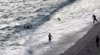 Fırtınalı havada denizde can pazarı