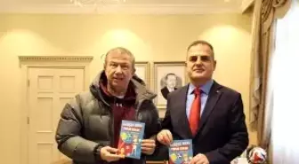 Futbolun efsane ismi Vali Akbıyık'a 'Gerçek Kral Tanju Çolak' kitabını hediye etti
