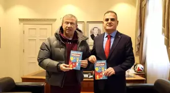 Futbolun efsane ismi Vali Akbıyık'a 'Gerçek Kral Tanju Çolak' kitabını hediye etti