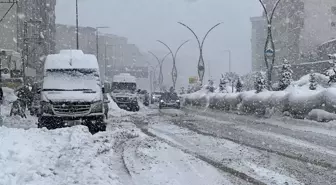 Hakkari'de Kar Yağışı: 160 Yerleşim Birimine Ulaşım Sağlanamıyor