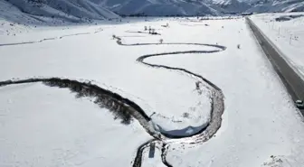 Tatvan ve Hizan'da Kar Yağışı Sonrası Menderesler Güzel Manzaralar Oluşturdu