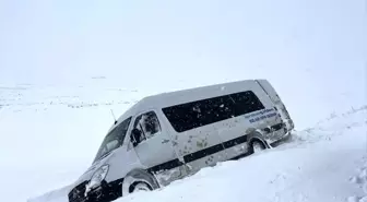 Kara saplanan minibüsteki yolcuları jandarma kurtardı