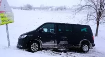 Karaman'da karlı yolda kontrolden çıkan minibüs şarampole indi