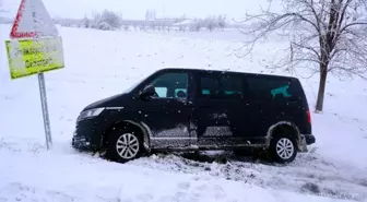 Karaman'da karlı yolda kontrolden çıkan minibüs şarampole indi