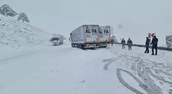 Kars-Erzurum kara yolunda ulaşım güçlükle sağlanıyor