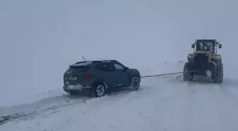 Kars'ta kar ve tipi nedeniyle mahsur kalan 15 araç kurtarıldı