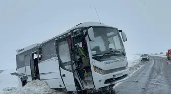 Kayseri'de cenaze götürülen midibüs devrildi; 3'ü ağır, 22 yaralı