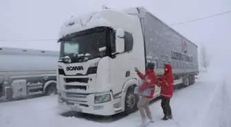 Kop Dağı Geçidi'nde kar ve tipi ulaşımda aksamalara yol açıyor