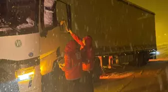 Muş-Bingöl kara yolunda ilerlemekte güçlük çekenlere Türk Kızılay ekipleri yardım etti