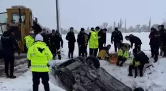 Erzincan'da Polis Aracı Şarampole Devrildi: 2 Polis Yaralandı