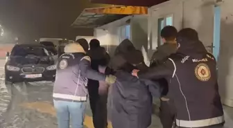 Saman balyalarının arasında 3 kaçak göçmen yakalandı