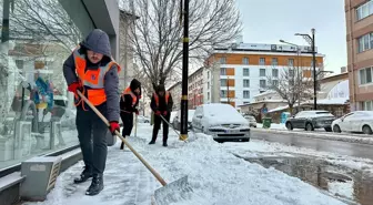 Sivas Belediyesi, karla mücadele çalışmalarını sürdürüyor