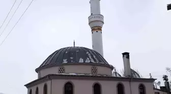 Sivas'ta şiddetli rüzgar cami minaresinin külahını uçurdu