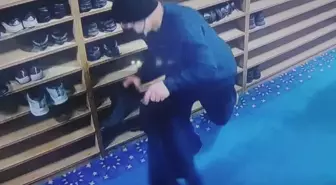 Sultangazi'de camideki ayakkabı hırsızlığı kamerada