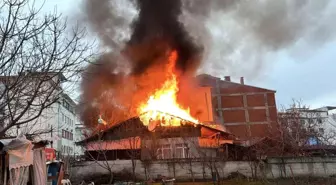 Tokat'ta iki katlı evde yangın çıktı, ekiplerin müdahalesi sürüyor