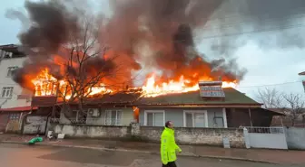 Tokat'ta yanan evdeki kedi itfaiye ekiplerince kurtardı
