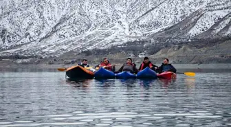 Tortum Gölü'nde kano üzerinde sazlı sözlü eğlence