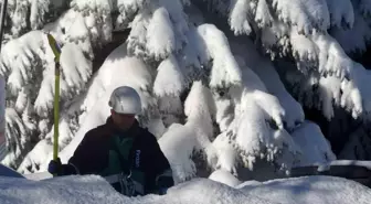 Uludağ'da beline kadar kara gömülen ekiplerin zorlu mesaisi