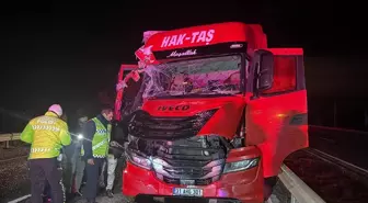 Uşak'ta iki tırın çarpıştığı kazada 1 kişi yaralandı