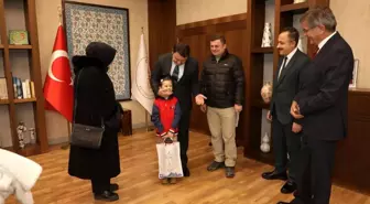 Vali Musa Işın, minik Havva ve ailesini valilik makamında ağırladı