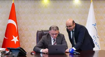 Van Valisi Balcı, AA'nın 'Yılın Kareleri' oylamasına katıldı