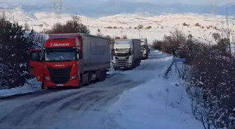 Ardahan'da TIR kaydı, uluslararası yol trafiğe kapandı