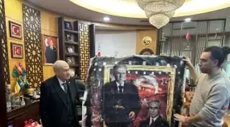 Bahçeli'ye, sprey boya ile yapılan tabloları hediye edildi