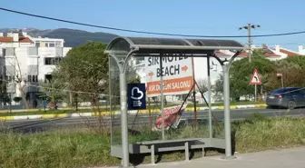 Balıkesir'de babanın kızı 'ıslanmasın' diye yaptığı durak belediye ekiplerince yenilendi