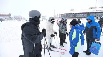 Başkan Büyükkılıç, Erciyes'te kayakseverlerle bir araya geldi