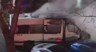 Beylikdüzü'nde seyir halindeki servis minibüsü alev alev yandı