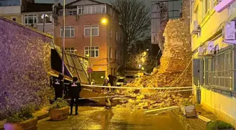 Beyoğlu'nda tarihi metruk binanın duvarı böyle yıkıldı