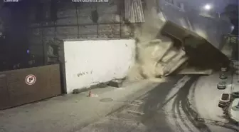 Beyoğlu'nda metruk binanın duvarı çöktü; o anlar kamerada